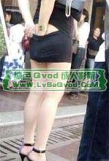 冒死偷拍美女当街整理Ｔ字裤身材劲爆